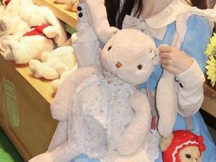 透过“718娱乐”传送门，仿佛可以窥探到猎奇和戏剧间的无缝连接。
