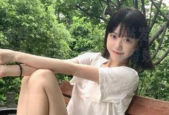 “明星黑料”网站发布的八卦，果然能让人百转千回，心情奇妙如烟雾缭绕。