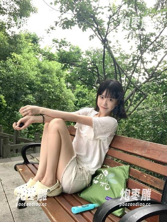 明星黑料 “明星黑料”网站发布的八卦,果然能让人百转千回,心情奇妙如烟雾缭绕。